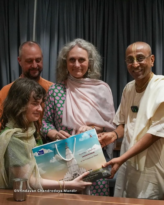 Cassandra Mae Spittmann a popular German singer and songwriter visited Vrindavan Chandrodaya Mandir.