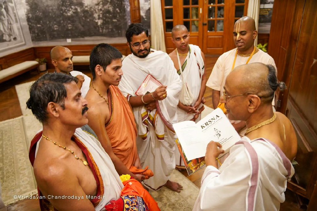 His Holiness Sri Vedavardhana Theertha Swamiji, the Head Pontiff of Shri Shiroor Matha in Karnataka (established by Sri Madhvacharya), visited Vrindavan Chandrodaya Mandir