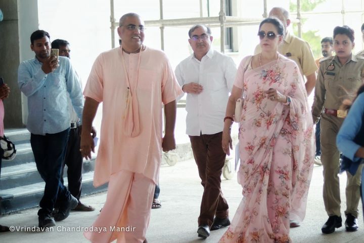 Smt. Hema Malini Visits Vrindavan Chandrodaya Mandir