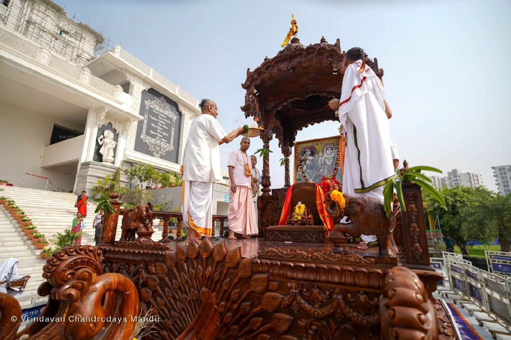 Glimpses of Ratha Puja performed early this morning at Vrindavan Chandrodaya Mandir on the day of Shobha Yatra, as part of the Vrindavan Kartik Utsav