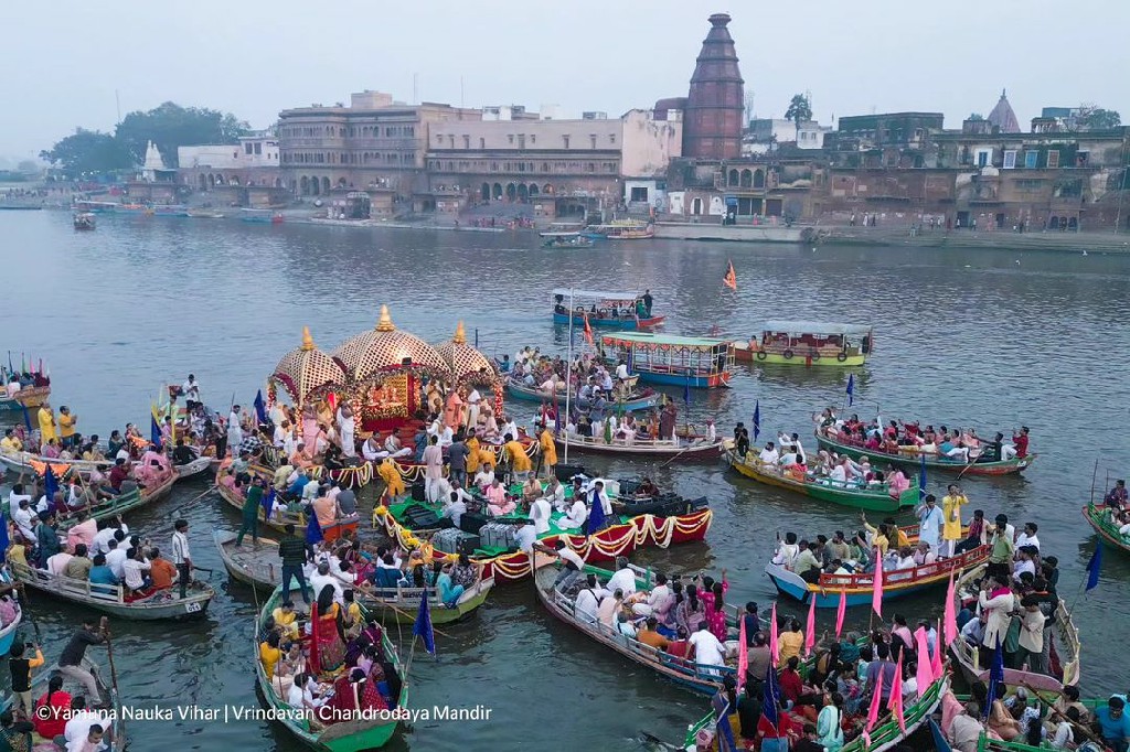 The Yamuna Nauka Vihar festival was celebrated by Vrindavan Chandrodaya Mandir today in Yamuna Ji.