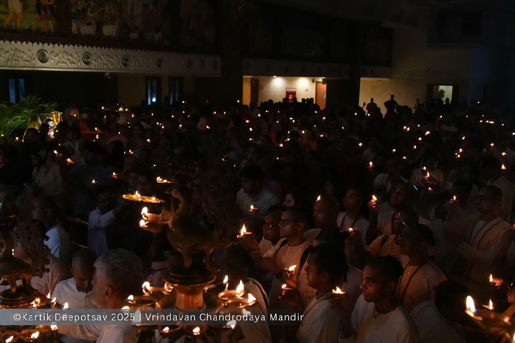 The Kartik Deepotsav celebrations began at Vrindavan Chandrodaya Mandir.